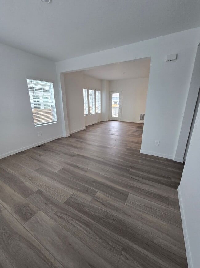 Building Photo - Brand New Townhome within walking distance to Elementary School