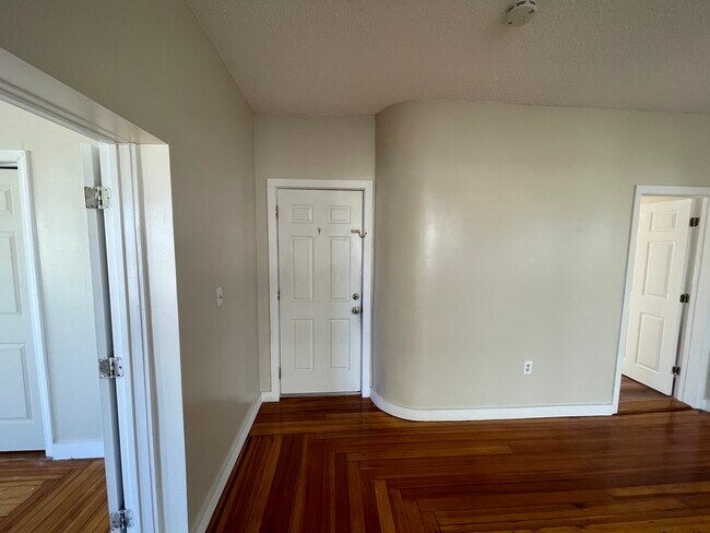 Building Photo - 509 Haverhill St