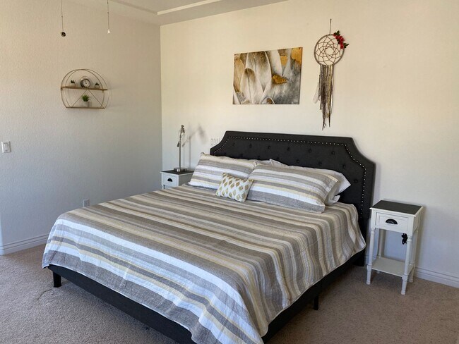 Building Photo - 3 BR + Bonus, Fully furnished, Includes Ut...
