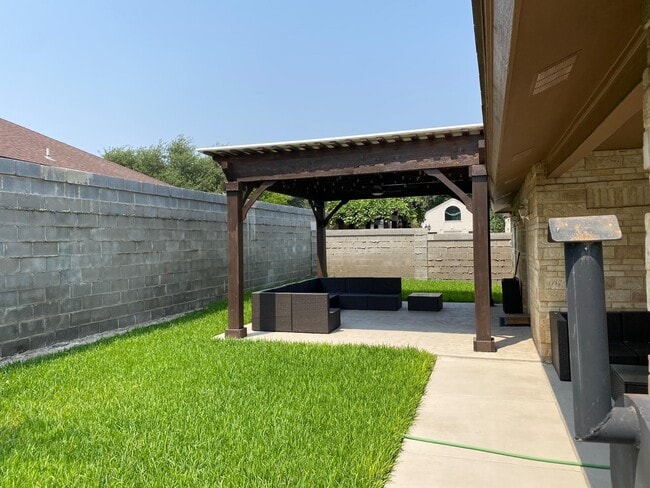 Building Photo - 439 Puig Dr