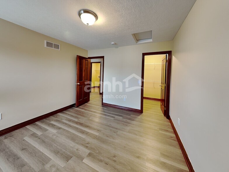 Building Photo - 231 Oakford St