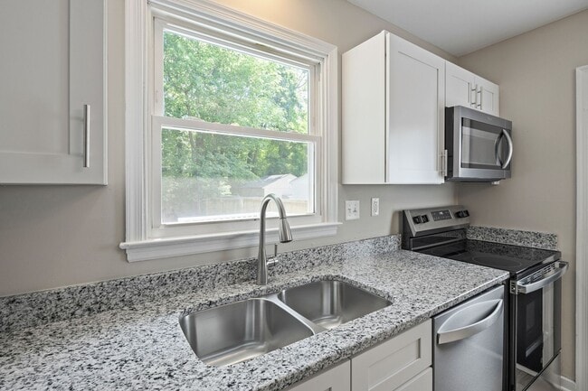 Building Photo - Completely Renovated 4 Bedroom/2 Bath Property off of Staples Mill Rd.! ****Available Beginning o...