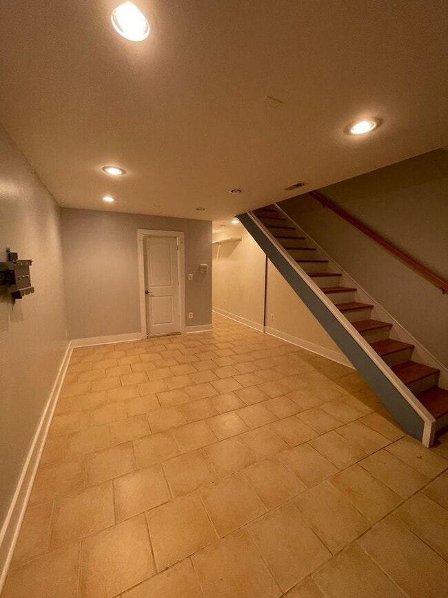 Building Photo - Modern  Bi-Level 1st Fl. 2 Bed, 2 Bath Nor...