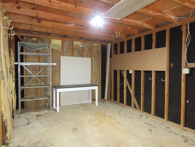 Building Photo - Spacious 4-Bedroom Home in Whitehouse ISD – Pet-Friendly with Large Fenced Yard! Bonus: Lawncare ...