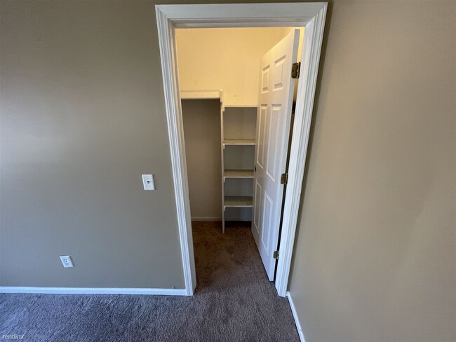 Building Photo - 2 br, 1 bath Condo - Martin Orchards Condo...