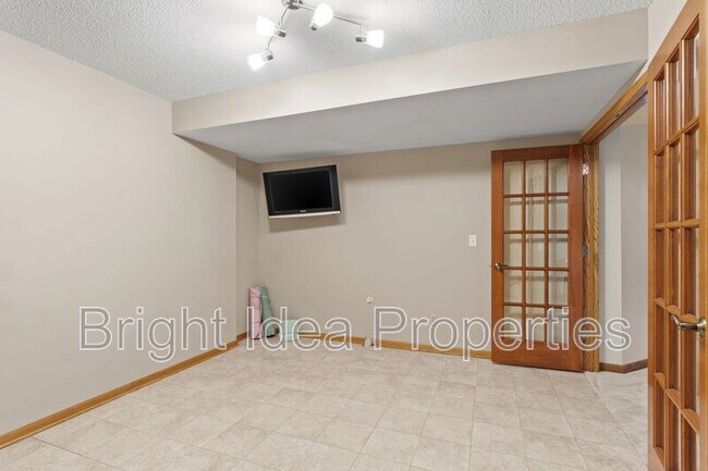 Building Photo - 6210 Deerwood Cir N