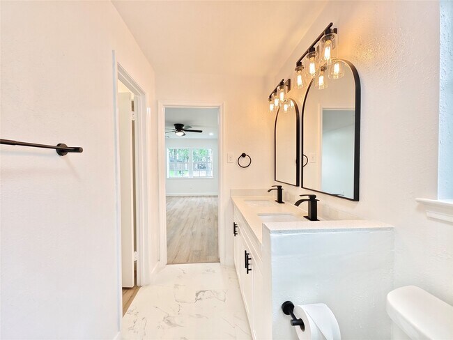 Building Photo - 4106 Clovernook Ln