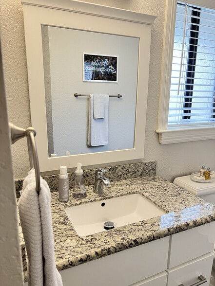 Upstairs primary full bath - 1905 Windmill Cir