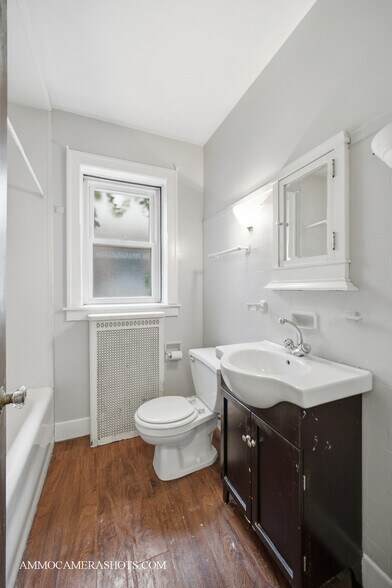 Building Photo - 2045 W Farragut Ave