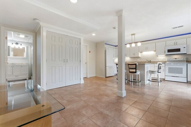 Building Photo - 5 St Anthonys Ln