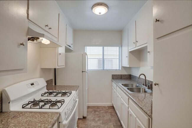 Interior Photo - 6545 S. Victoria Ave