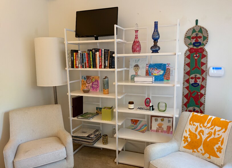 Building Photo - 2026 N Oxford Ave