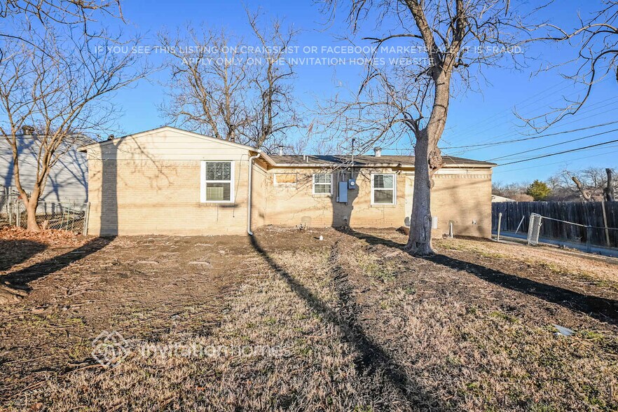 Building Photo - 3004 Albany Dr