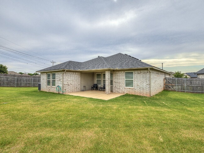 Building Photo - Modern Home on Large Lot!