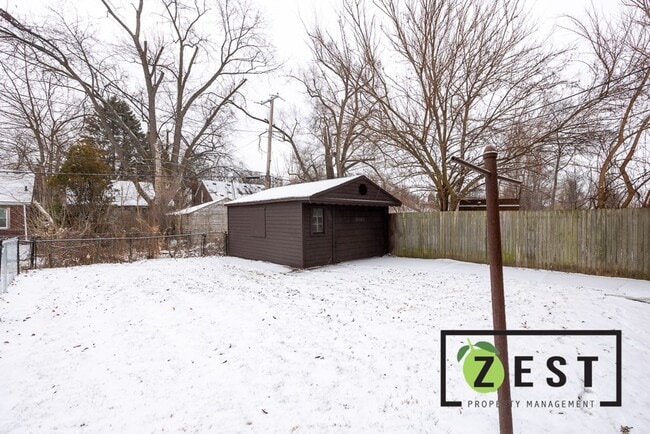 Building Photo - 2 BDRM 1 BTH