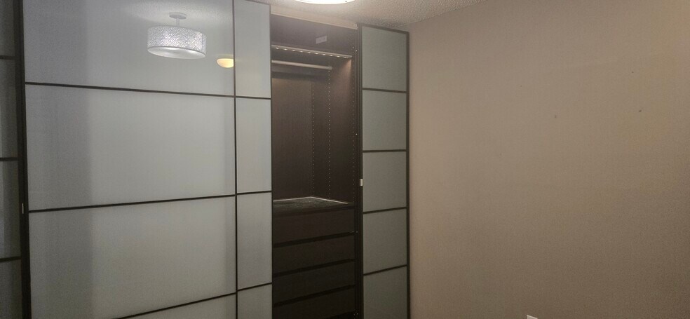 Extra Closet - 11289 Preswick Blvd