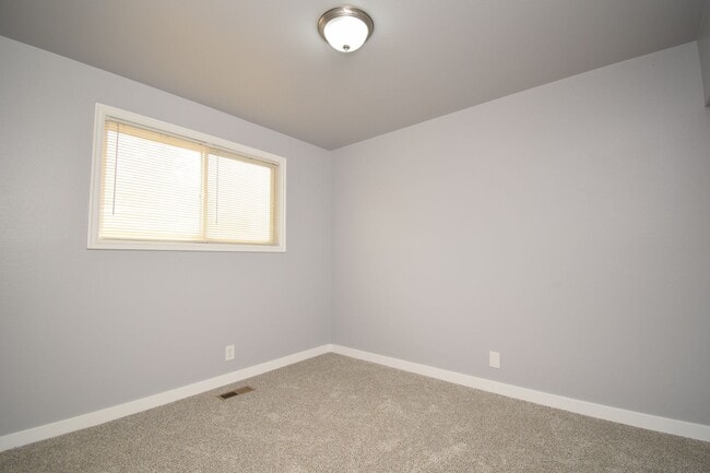 Building Photo - Comfortable Kearns 4-Bed Home with Spacious layout & Private Yard