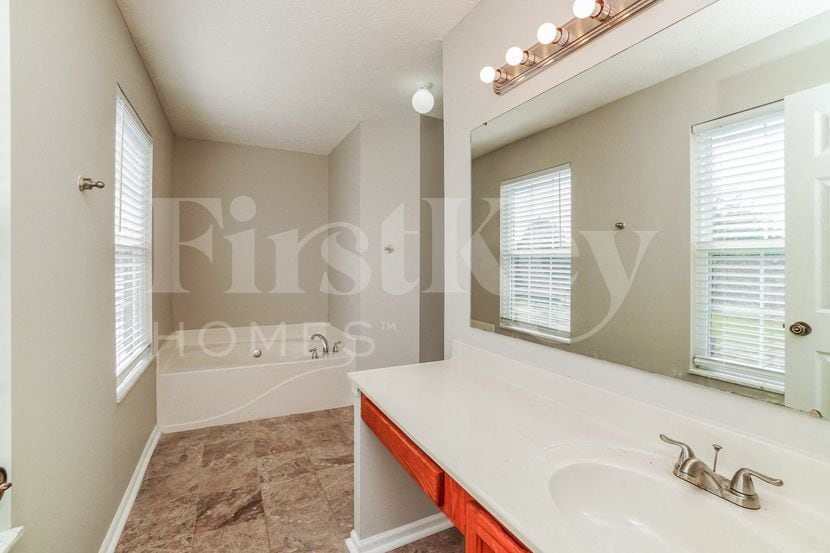 Building Photo - 81 Roxbury Dr