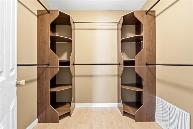 Building Photo - 5440 Village View Ln SW