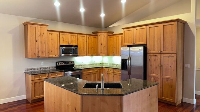 Building Photo - Sign your lease by December 31st and enjoy a $1,000 rent discount applied at move-in!