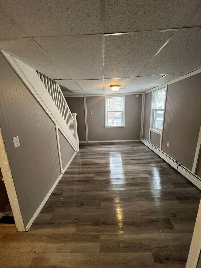 Building Photo - 3 bedroom 1 bathroom