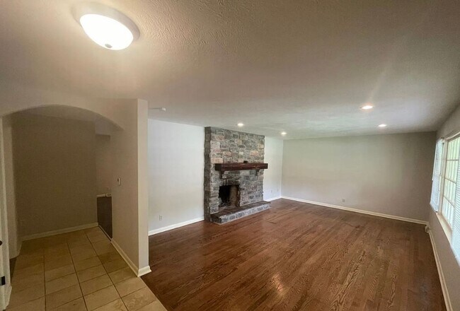 Building Photo - Beautiful 3 bed 2 bath home AVAILABLE NOW!
