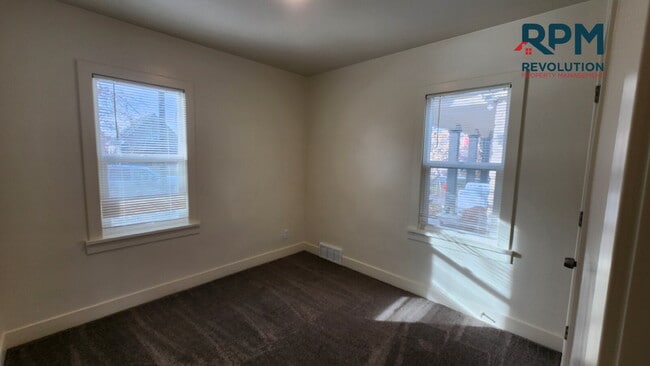 Building Photo - "Charming 3-Bed in Ogden: Spacious 1104 Sq Ft Living!"