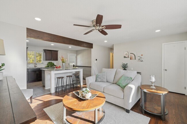 Building Photo - 4 Bed Beauty on West Side!