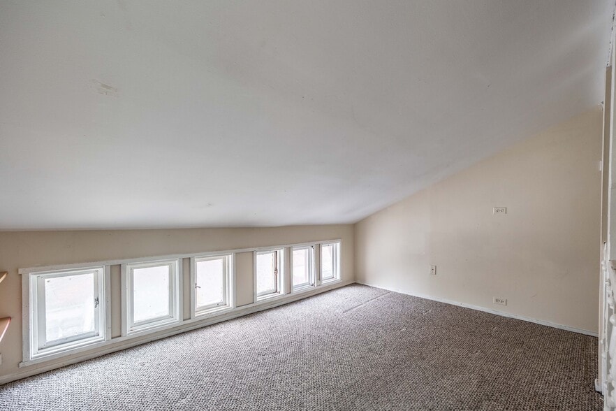 Building Photo - 1503 W Fullerton Ave