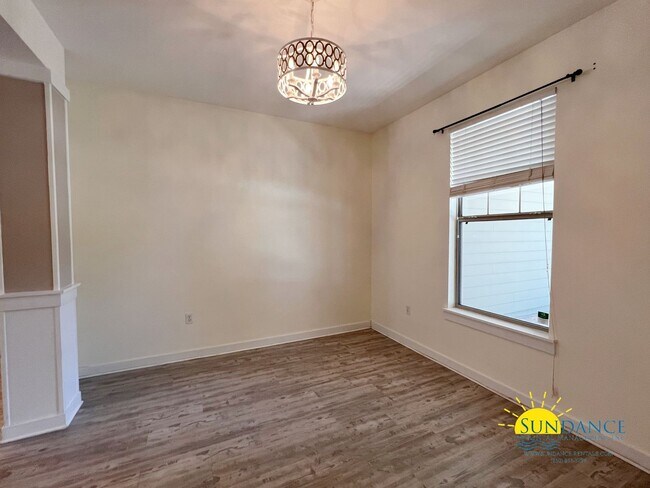 Building Photo - Walsh Glen Estates Crestview Home, call to...