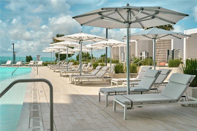 Building Photo - 300 Biscayne Blvd Way