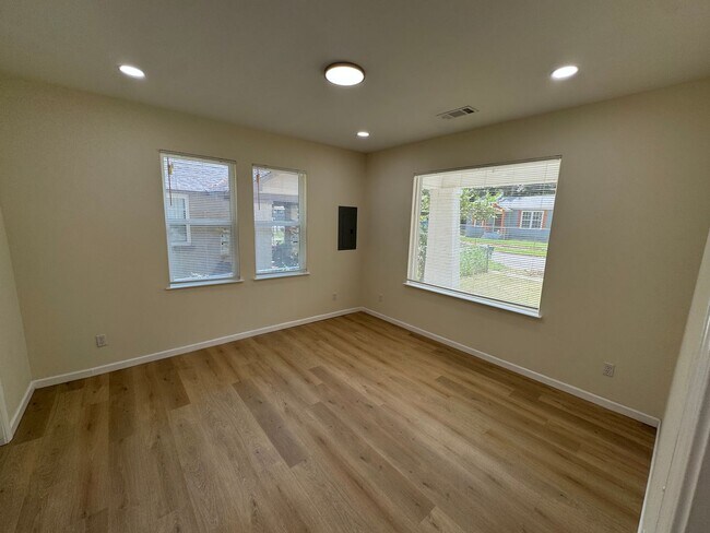 Building Photo - 2554 Selman Ave