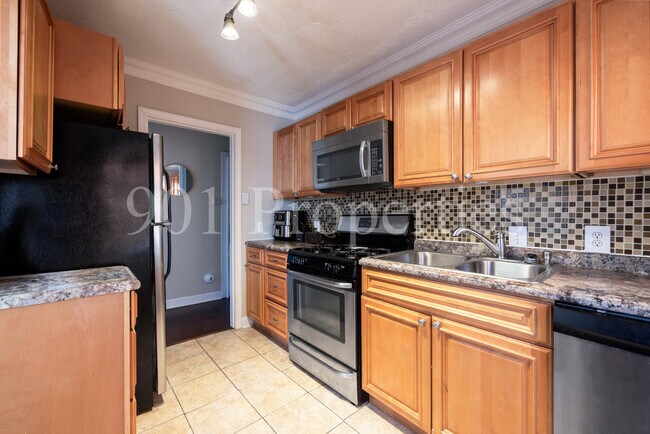 Building Photo - 81 S Larchmont Dr