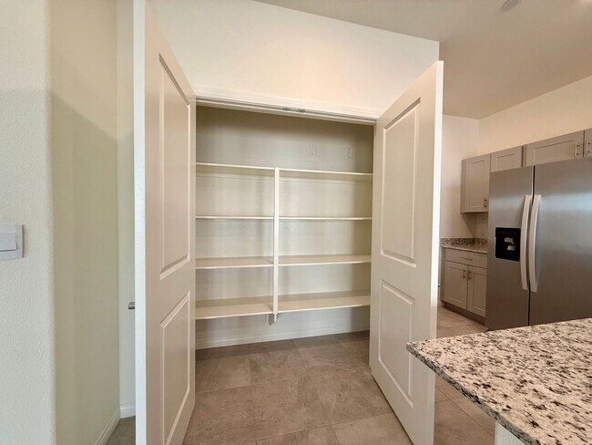 Building Photo - NEVER LIVED IN 4 BED 2.5 BATH 2 CAR GARAGE SINGLE FAMILY HOME FOR RENT!