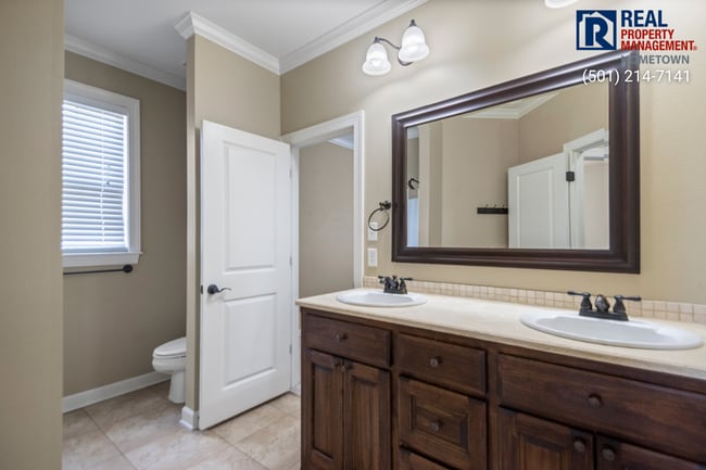 Building Photo - 4040 Robinwood Cir