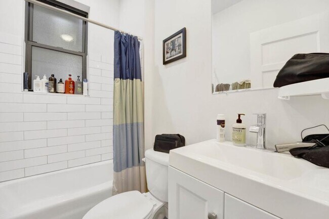Building Photo - 3 bedroom in Chicago IL 60613