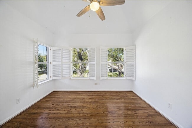 Building Photo - 4601 Mimosa Dr