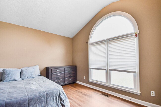 Building Photo - Conveniently Located Three Bedroom!