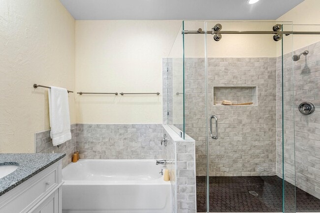 Building Photo - 858 Windermere Way