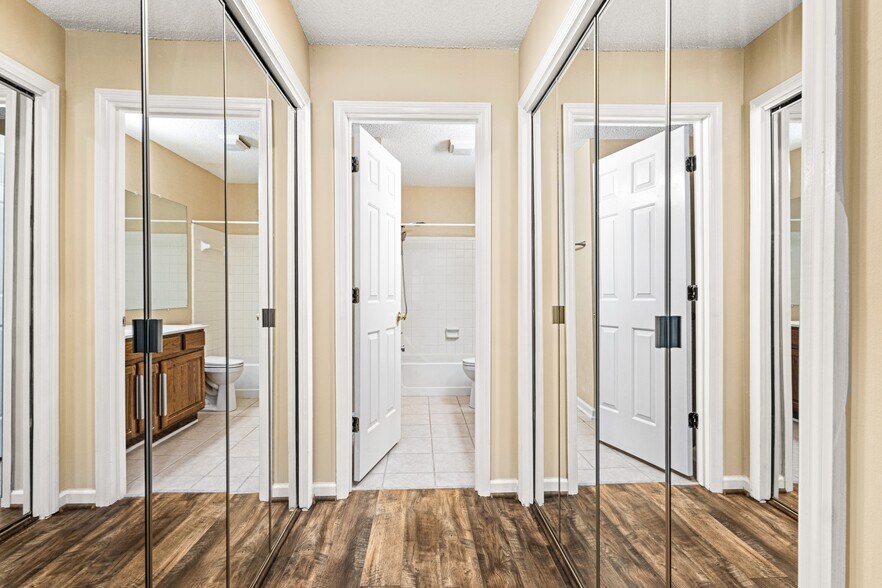 Double mirrored Closets - 98 Hampshire Ct