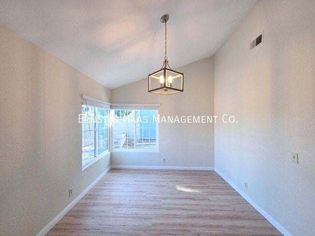 Building Photo - 1219 E Jay St