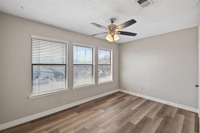 Building Photo - 6525 Hart Ln