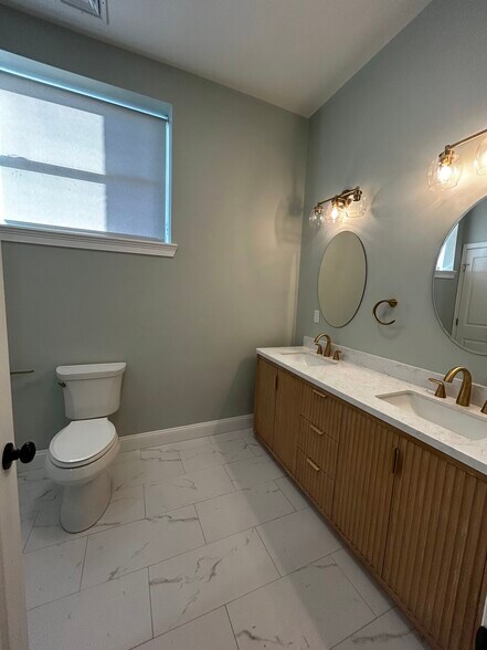 Building Photo - 246 Front St