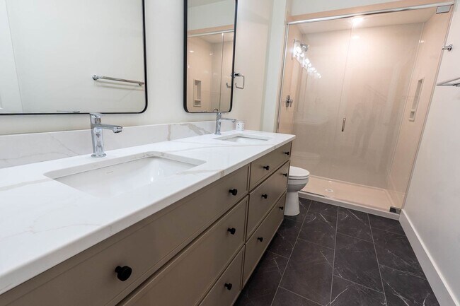 Building Photo - New Construction 4bd/3ba Townhouse