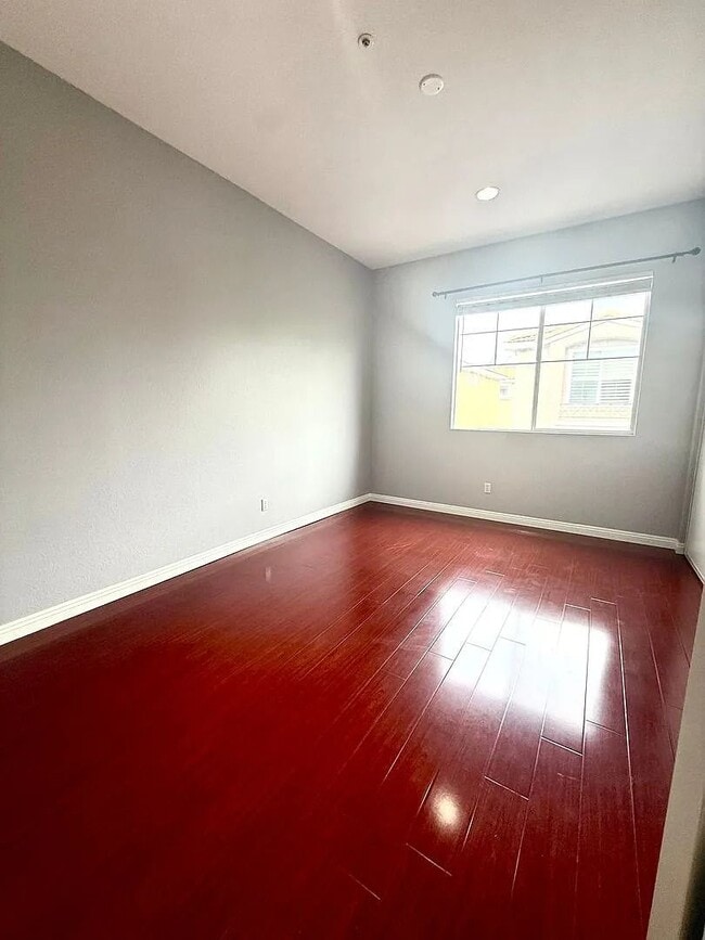Building Photo - 301 N Navarette Pl