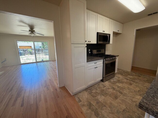 Building Photo - 4 bedroom house in Orangevale on a huge lot