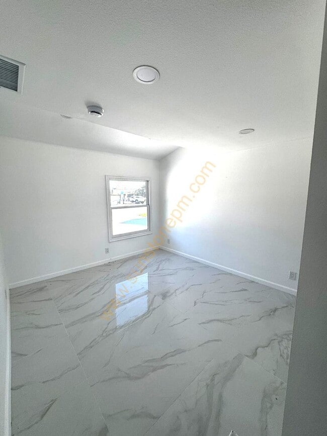 Building Photo - 696 E 9th St