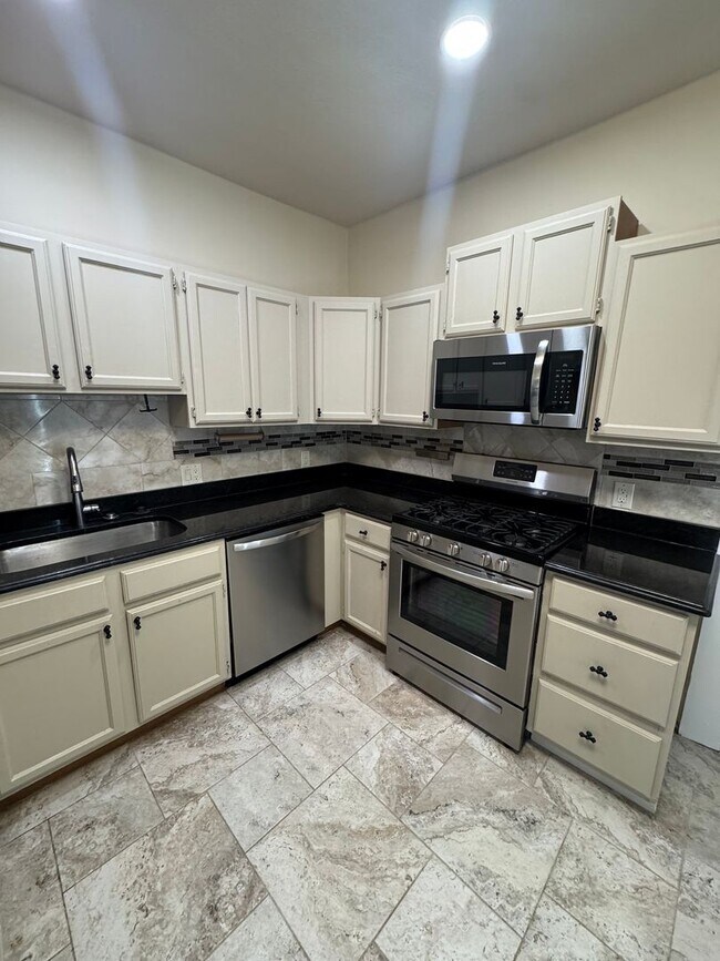 Building Photo - Charming Pet Friendly House 2 Bedroom/1.5 ...