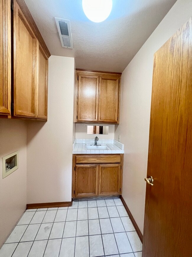 Building Photo - 1305 Manzano Way