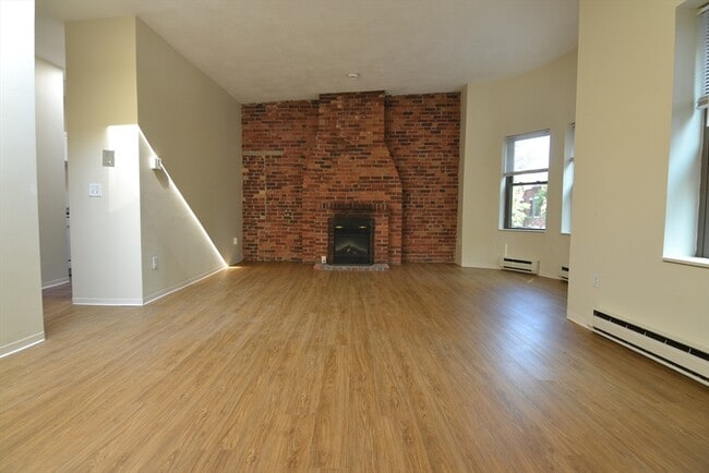 Building Photo - 67 St Germain St